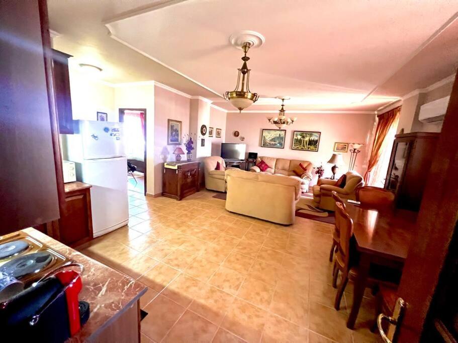 Central Tirana Flat Near Bazaar מראה חיצוני תמונה
